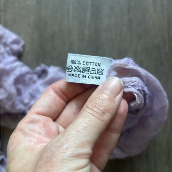 Chic Lilac Scarf with Fringe Detailing - Picture 4 of 4